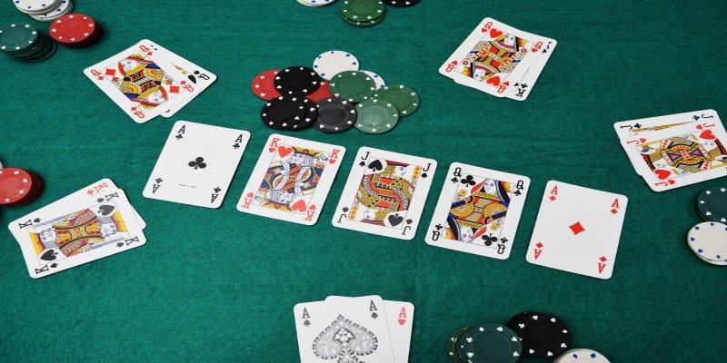 Game bài đấu trí - Poker